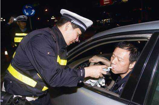 喝多少酒才算酒驾？一小杯白酒算吗？交警说出实情