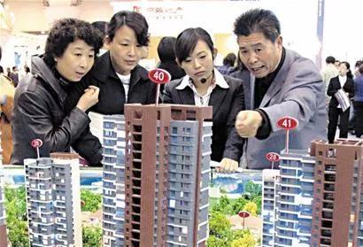 购房时，为什么不要在房产证上写两个人的名字？