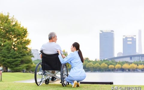 上海一护工脚踹殴打老人，殴打老人会受到什么处罚
