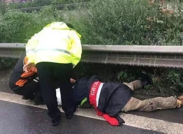 摩托车违反禁令标志上高速,危险