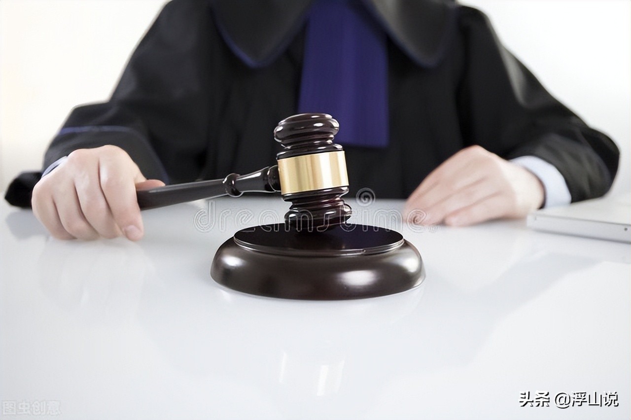 宾馆房间积水致客人骨折,司法鉴定费用由谁承担?