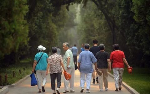 延迟退休方向已确定，2027年正式实施？70、80、90后谁会被影响？