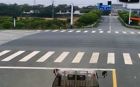 开车闯红灯是什么违法行为及关于闯红灯的处罚规定