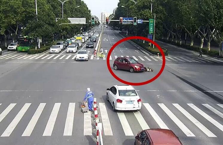 闯黄灯扣6分?车主注意了,这样做才能避免被处罚,你知道吗?