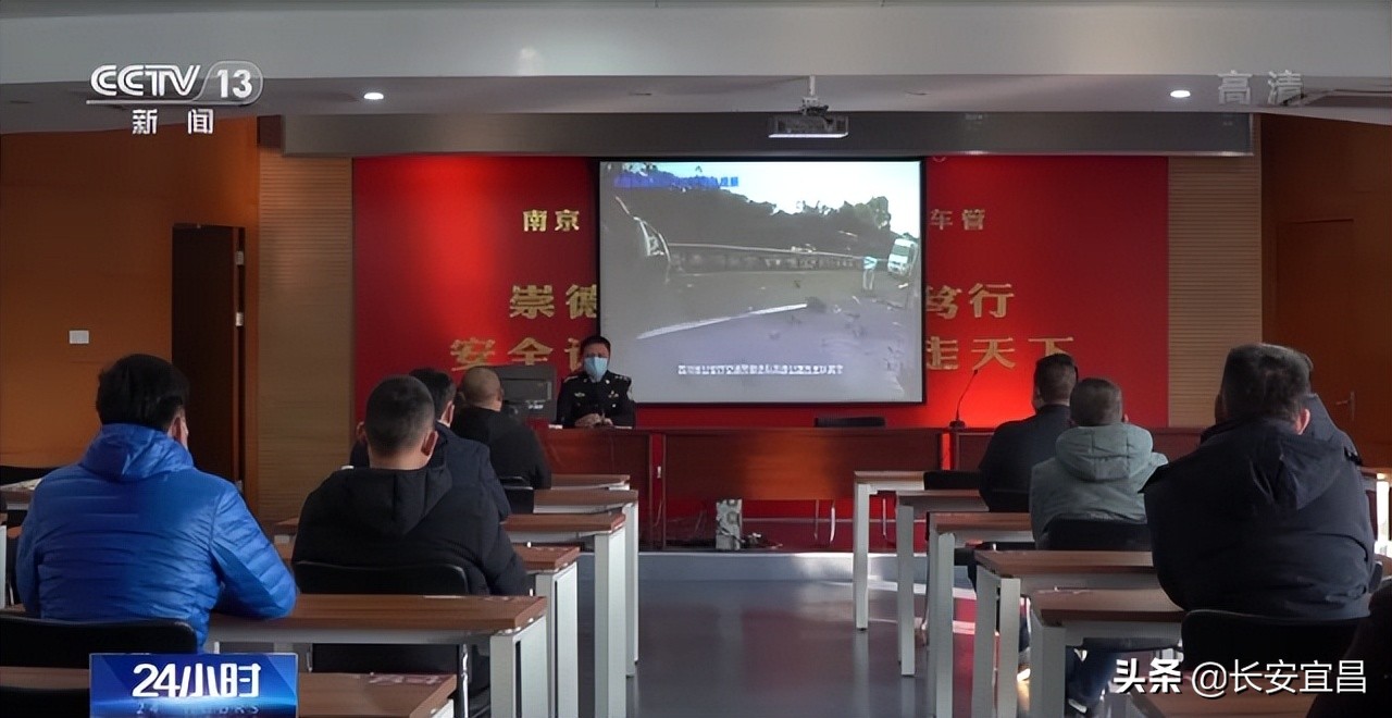 驾车接打手持电话扣3分！4月1日起，交通违章/违法记分调整实施！车主一定要注意!