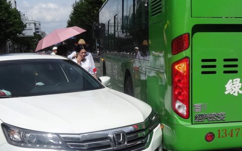为了快速处理纠纷，在交通事故现场，有时是见不到民警的