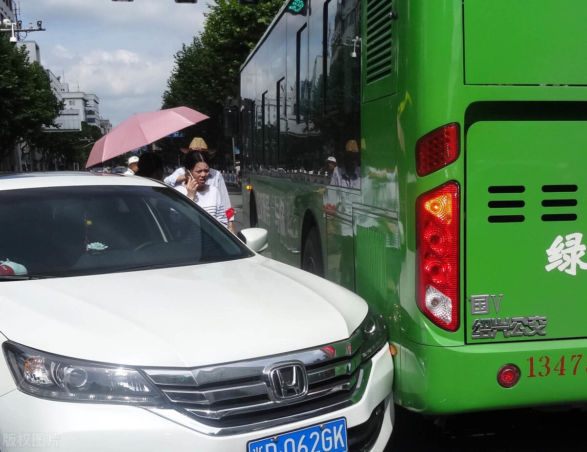 为了快速处理纠纷，在交通事故现场，有时是见不到民警的