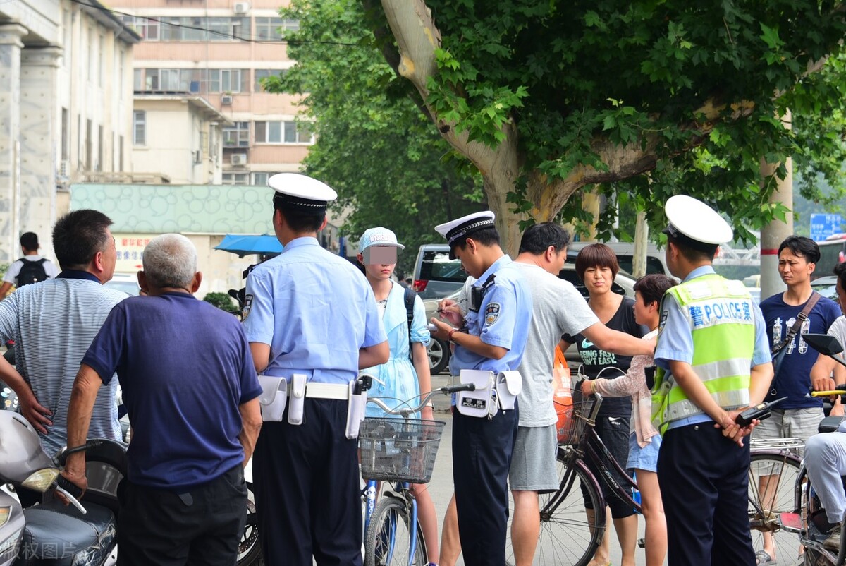 为了快速处理纠纷，在交通事故现场，有时是见不到民警的