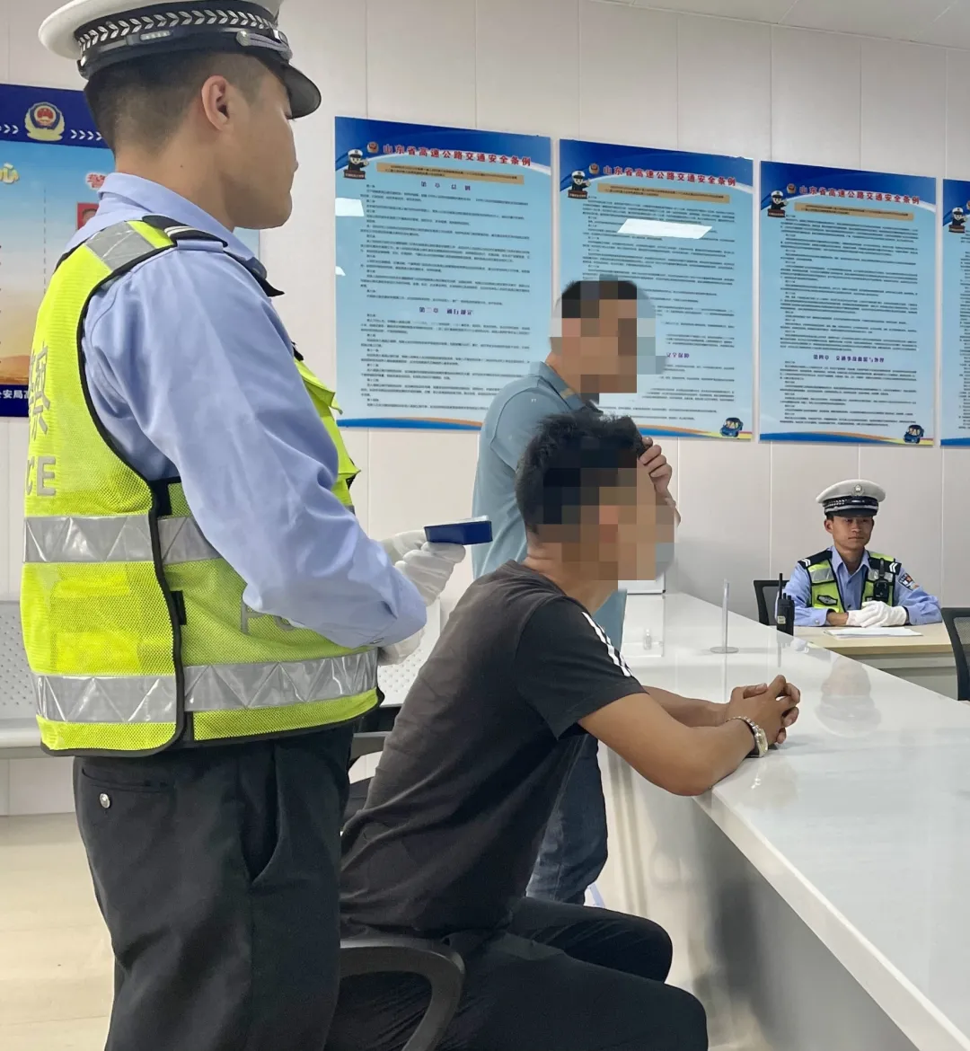 无证驾驶上高速，罚款1000元
