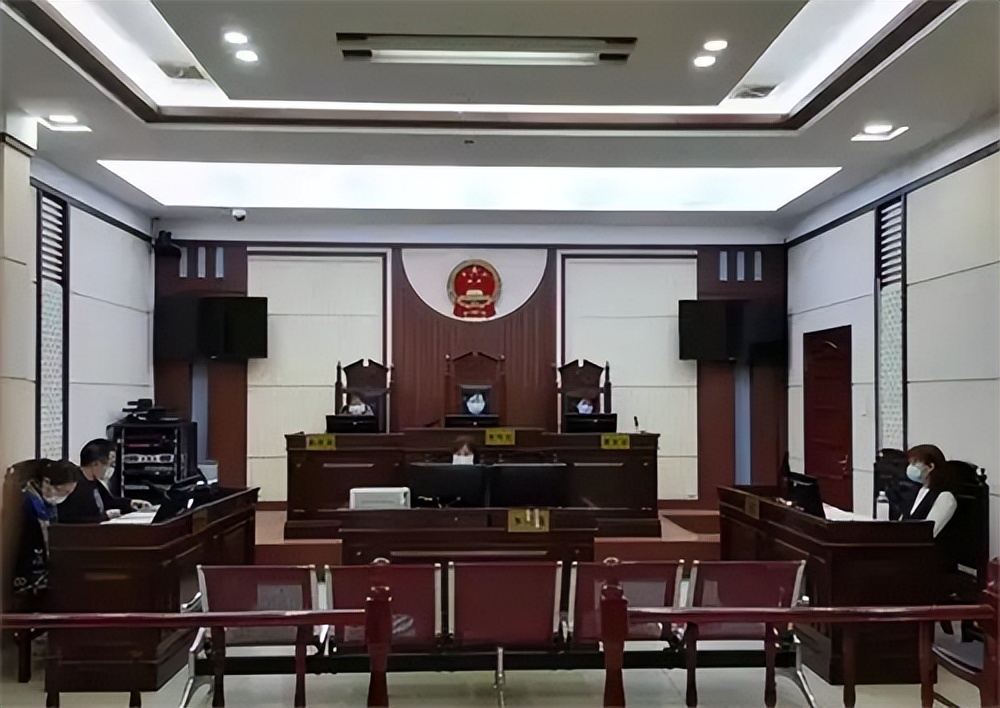 男子将偷车贼踹倒致其身亡，家属向车主索赔112万，青岛法院判了
