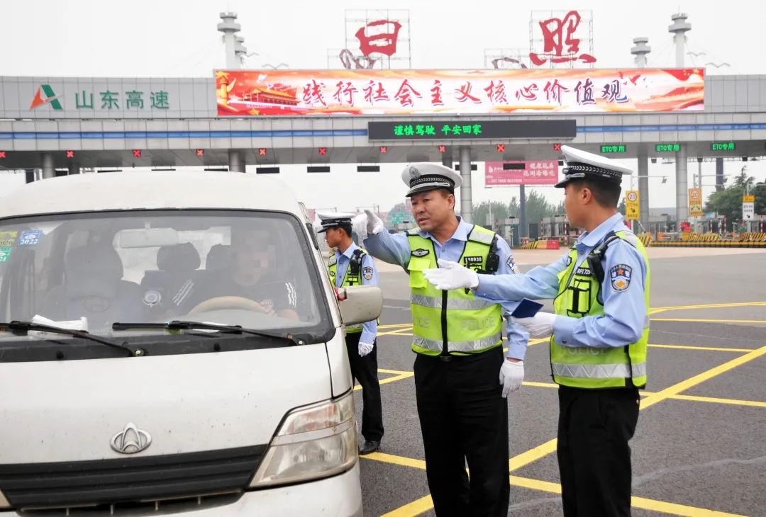 无证驾驶上高速，罚款1000元