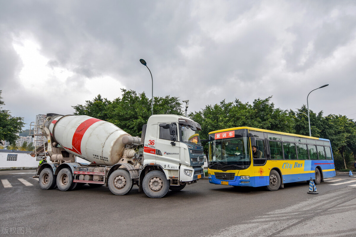 为了快速处理纠纷，在交通事故现场，有时是见不到民警的