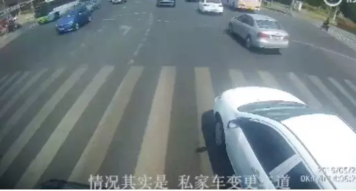 消防车追尾还逃逸？交警最终调查结果来了：私家车负全责