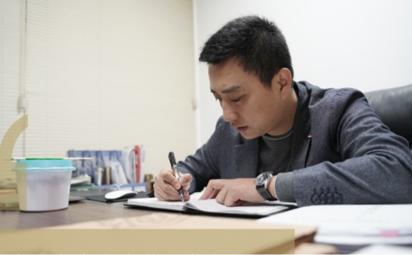 30岁即步入精英阶层，律所高级合伙人，拥有理想之车
