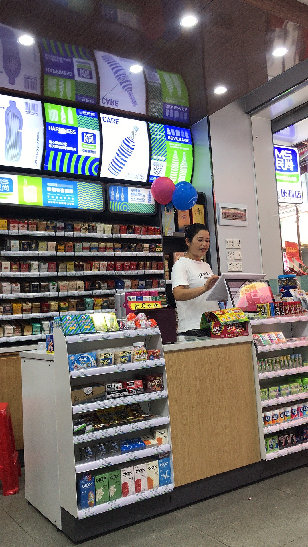 便利店需要哪些证件，经营范围和实际经营赚钱业务范围有哪些？