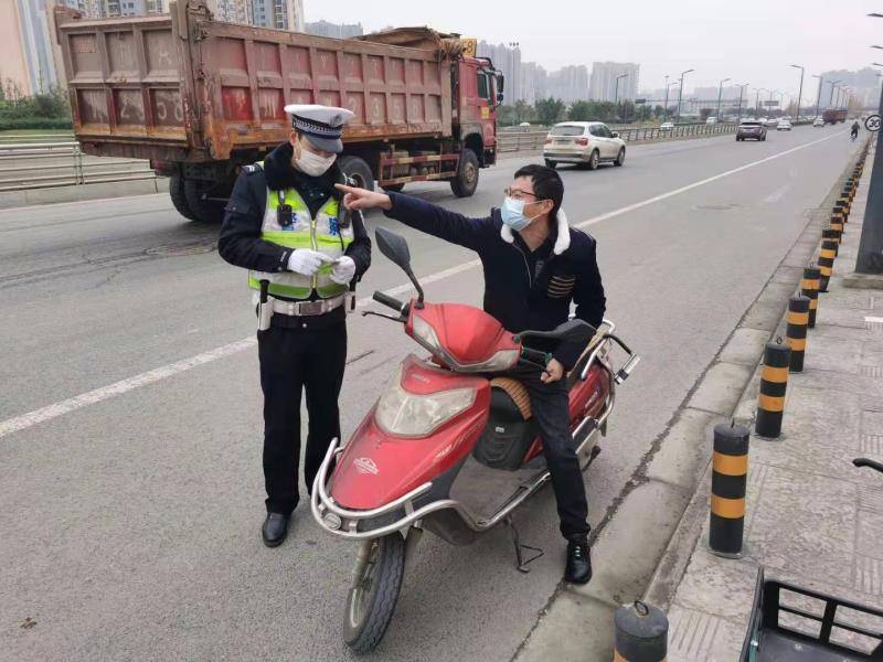 行人横穿马路发生交通事故是否担责?交警:承担同等责任