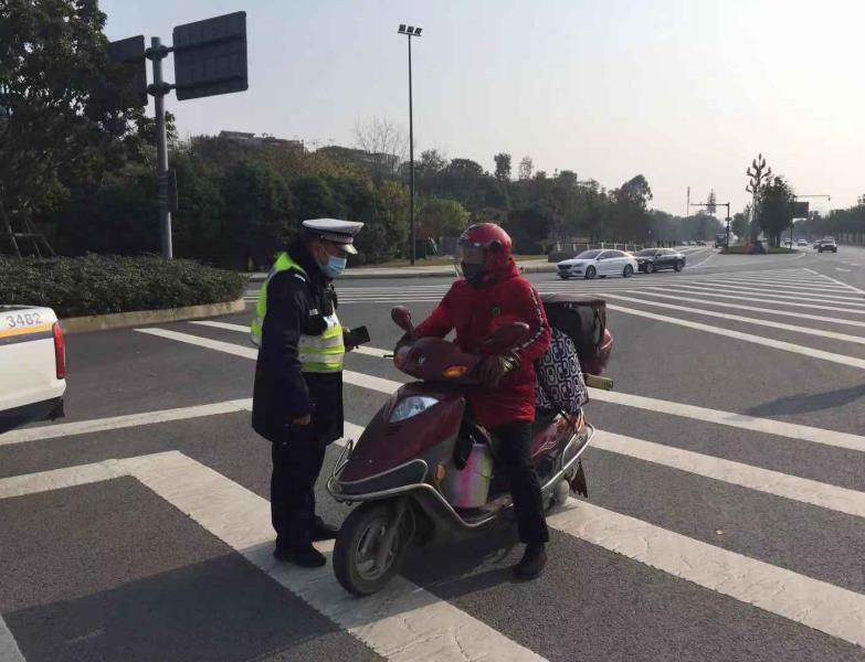 行人横穿马路发生交通事故是否担责?交警:承担同等责任