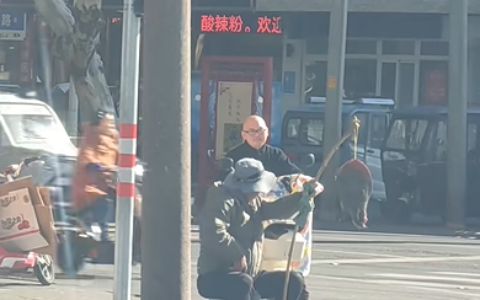 在市区泰山路与辽河路交叉口、汉江路与太行山路交叉口等地，又出现卖“老鳖”（甲鱼）的人了。