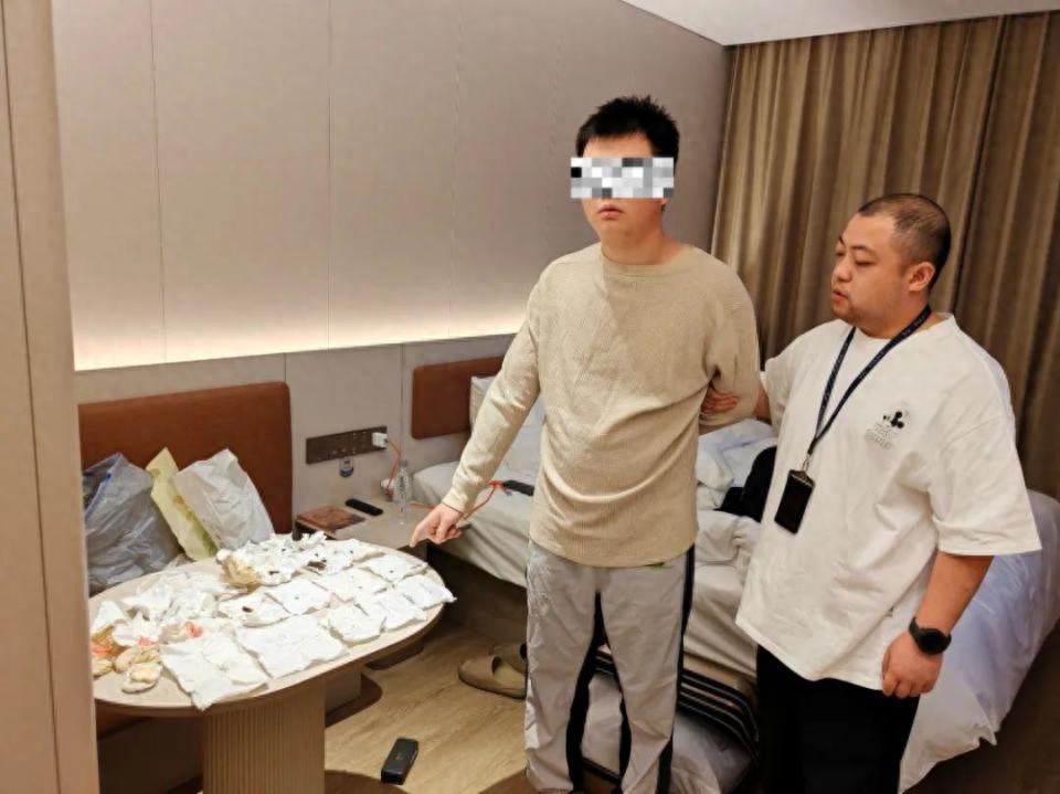 21岁男子花光大学学费旅游,用死蟑螂和用过的避孕套等63次敲诈酒店