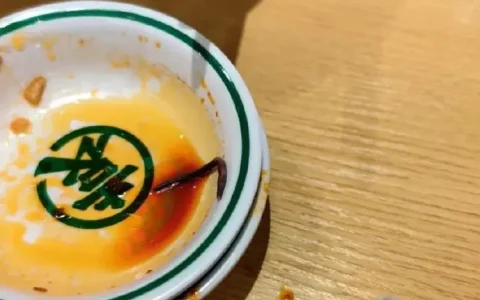 知名餐饮品牌吃出蚯蚓，回应：属实，店长被开除