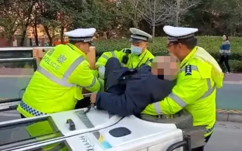 一辆沿金山路由南向北行驶的电动三轮车不慎侧翻 老人被困 漯河交警紧急救援