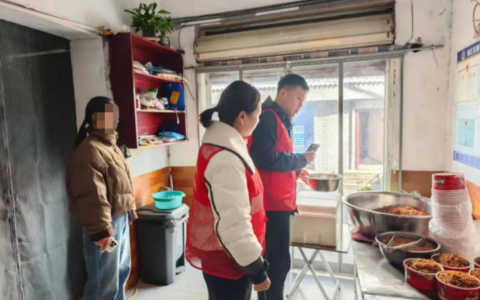 11月27日，顺河街街道戏楼后街社区联合街道综合行政执法大队开展辖区外卖店专项排查整治行动。